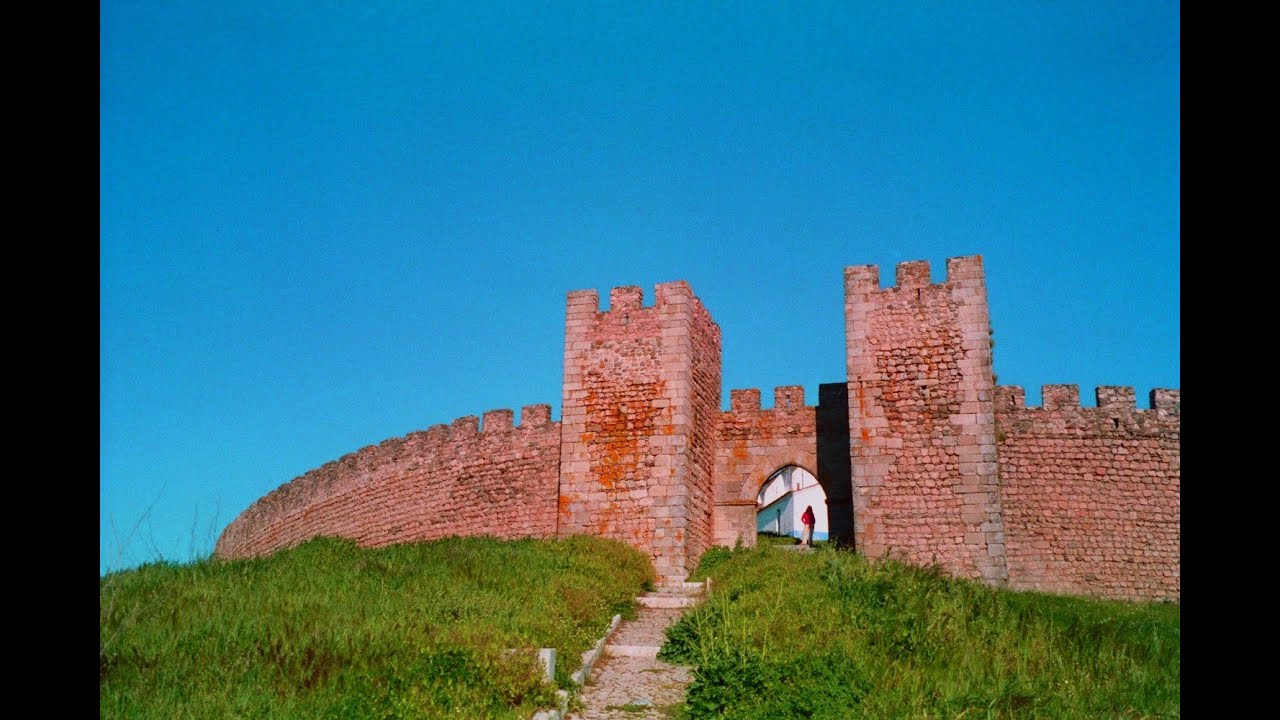 Uma cidade famosa mundialmente pelos seus tapetes, conhe&ccedil;a Arraiolos e seu castelo no Alentejo.