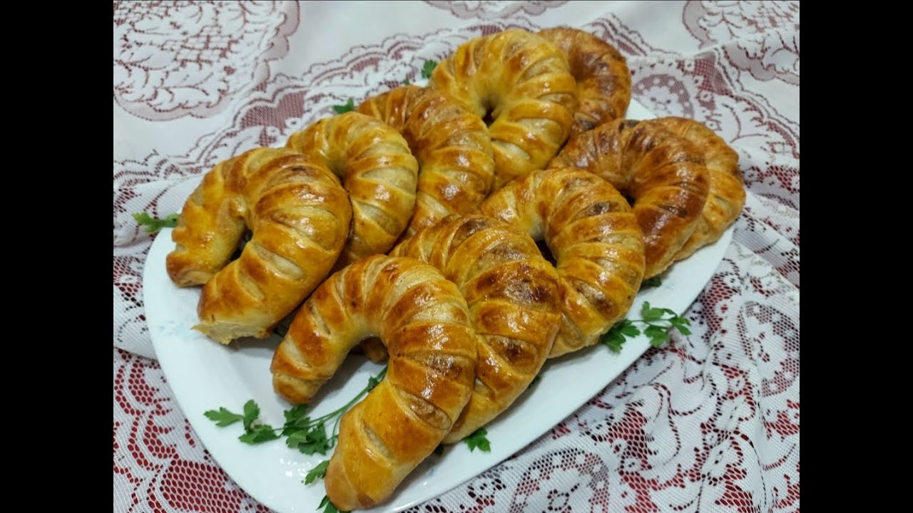 مسمن معمر بحشوة لذيذة على شكل هلال