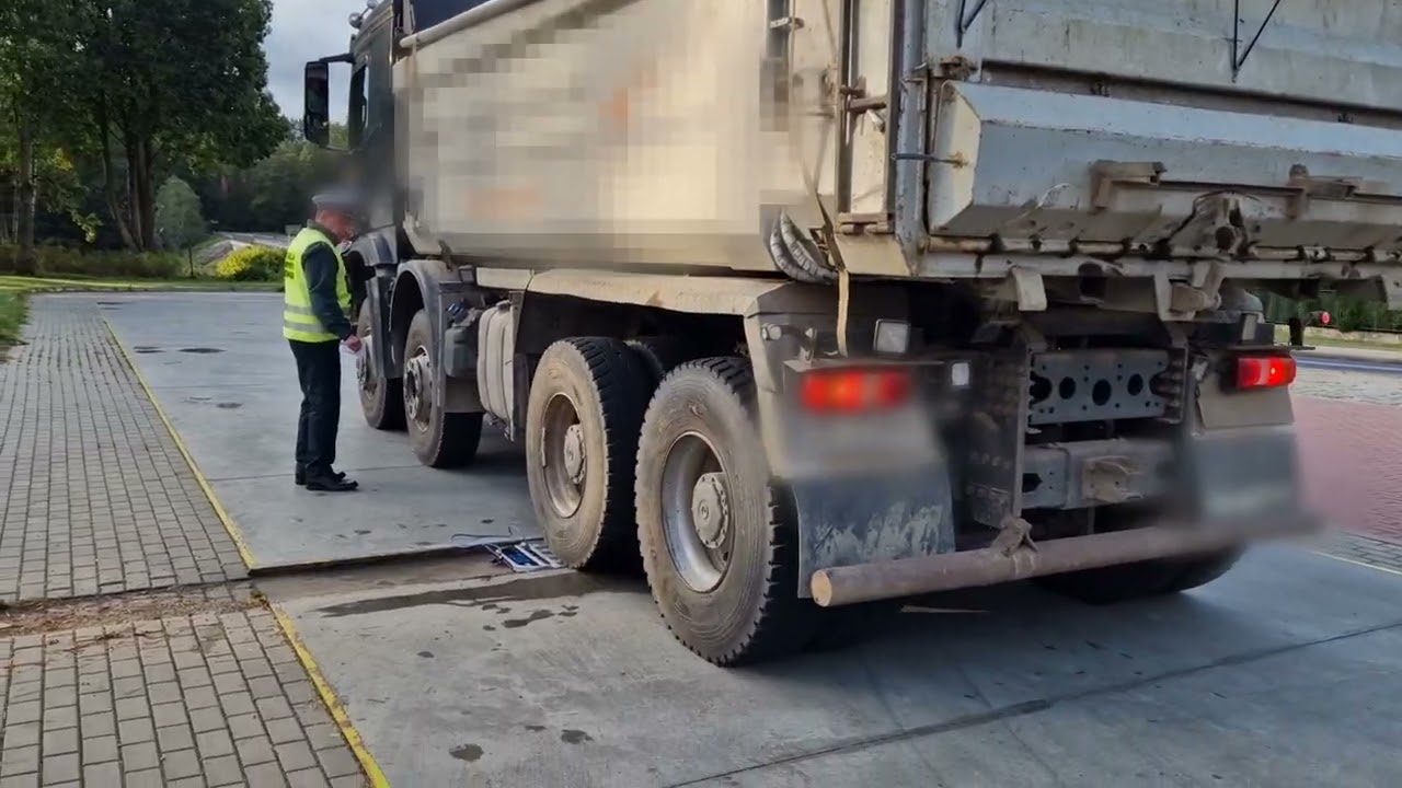 Musieli przeładować ponad dziesięć ton piachu