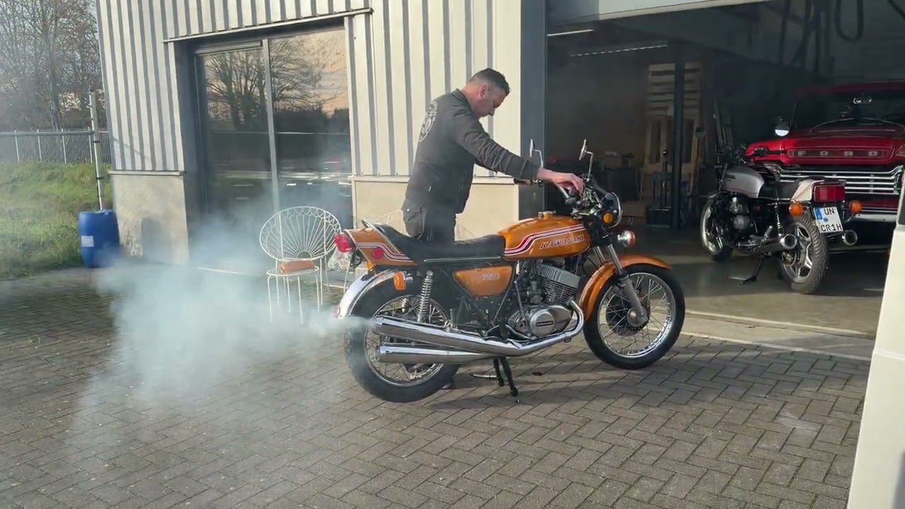Starting up a Kawasaki H2 750 Mach IV 1972