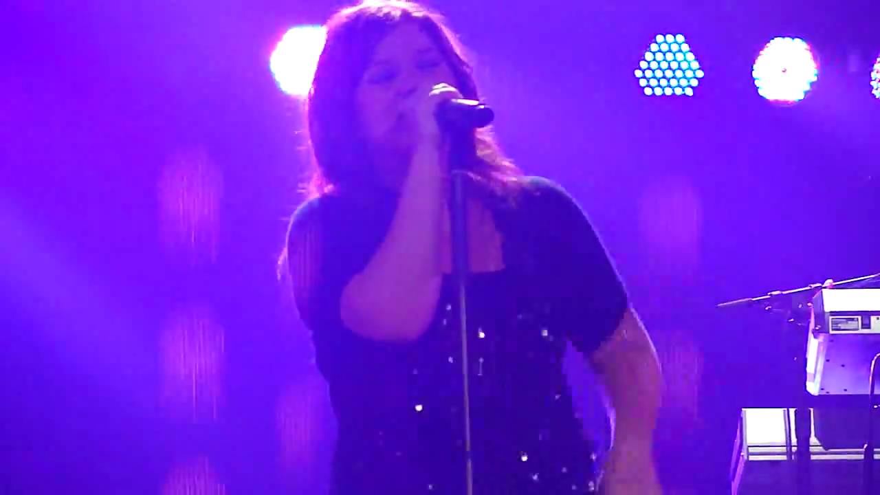 Kelly Clarkson - I Never Loved A Man -  New Orleans