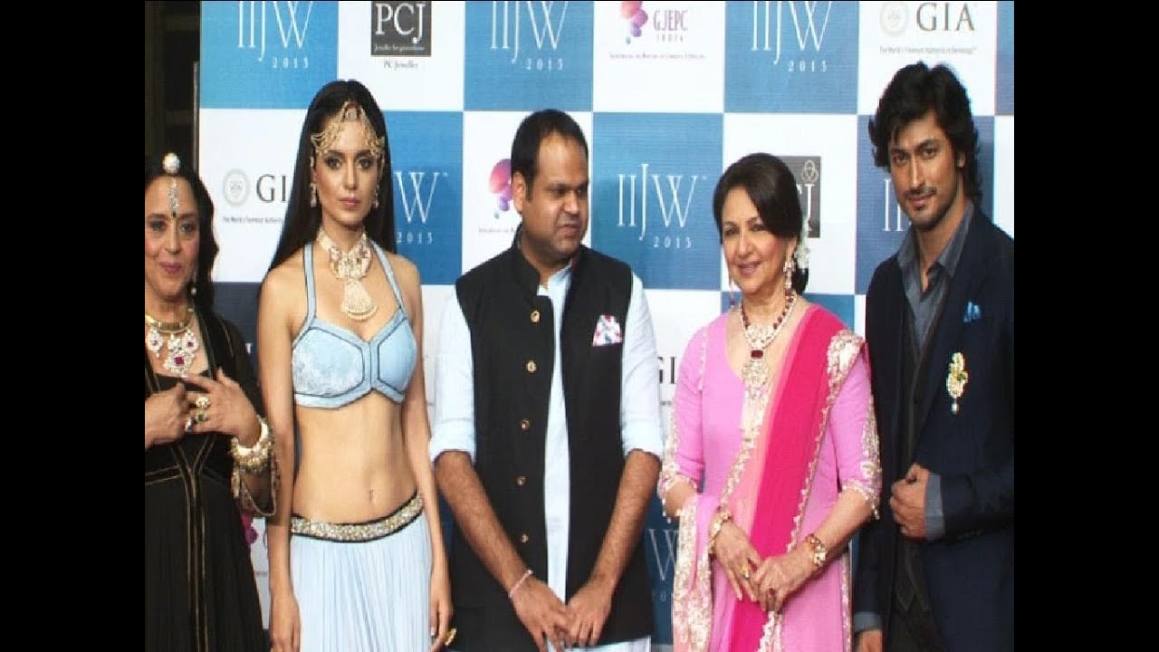 Kangana Ranaut, Vidyut Jamwal,Sharmila Tagore Walk on The Ramp At IIJW