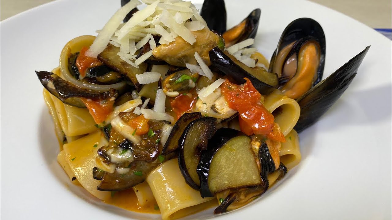PASTA con mejillones, berenjenas y queso de oveja PECORINO