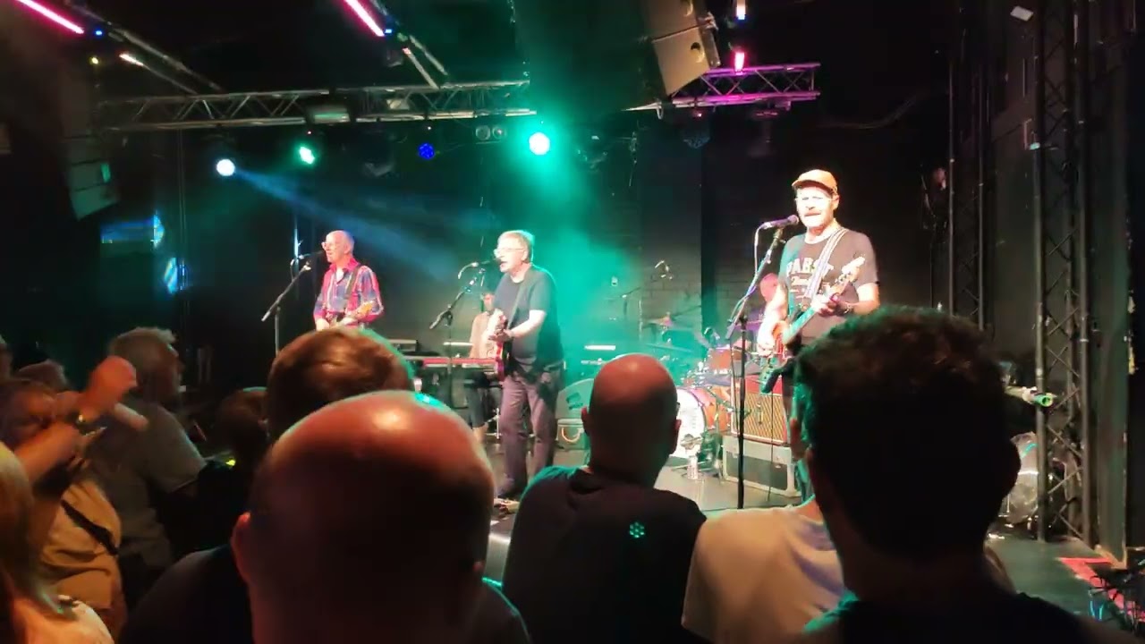 Teenage Fanclub - Everything Flows live @ Chester Live Rooms