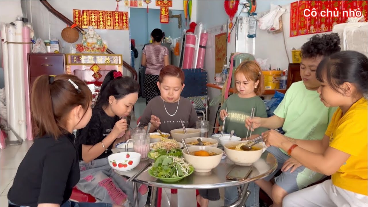 Buổi trưa nhộn nhịp của CLB Người Bé Bỏng khi được má dẫn đến thăm nhà Cô , Chú Tám