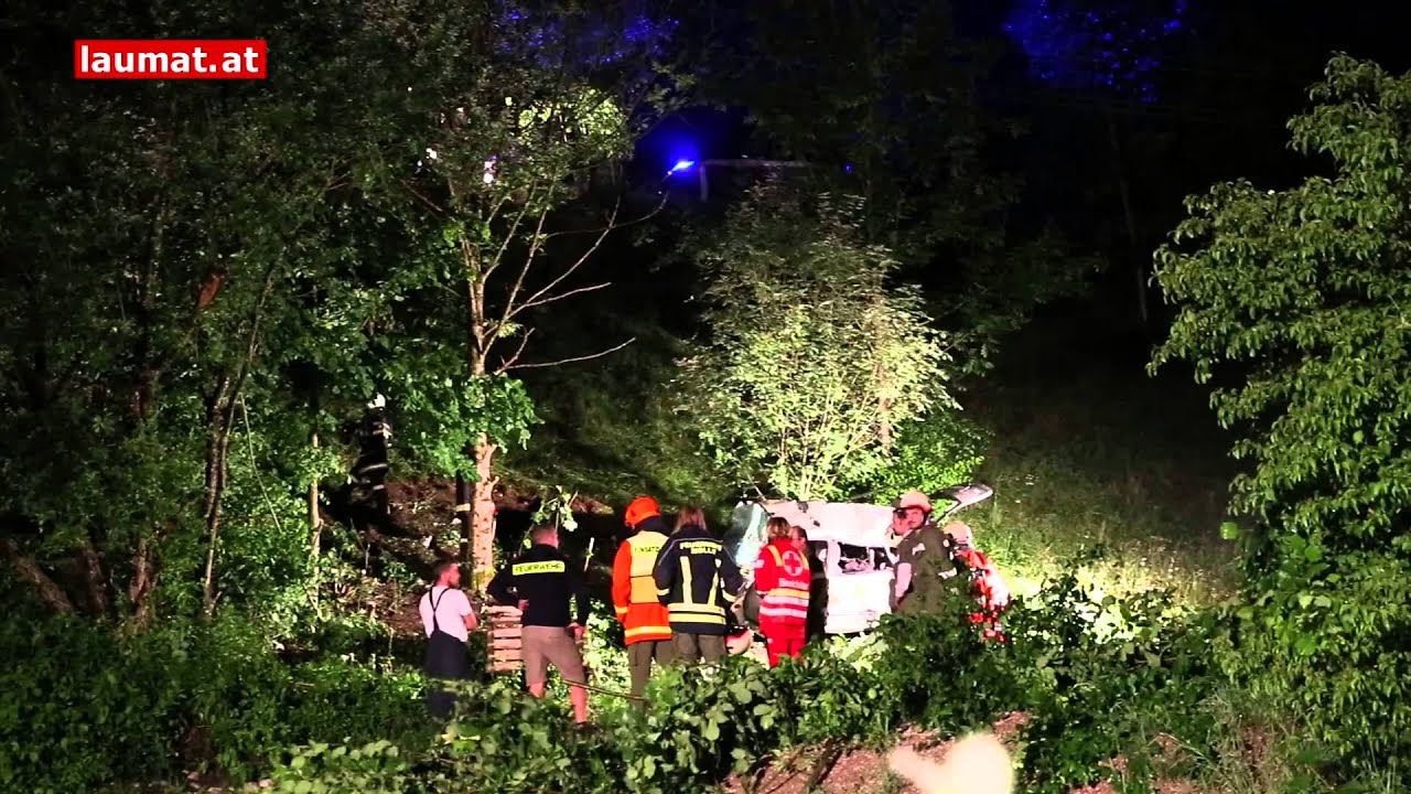 Drei Verletzte bei schwerem Verkehrsunfall auf der Steyrtal Stra&szlig;e in Gr&uuml;nburg