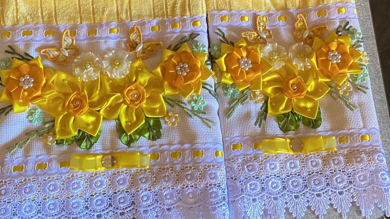 Arranjo de flores de cetim para toalhas