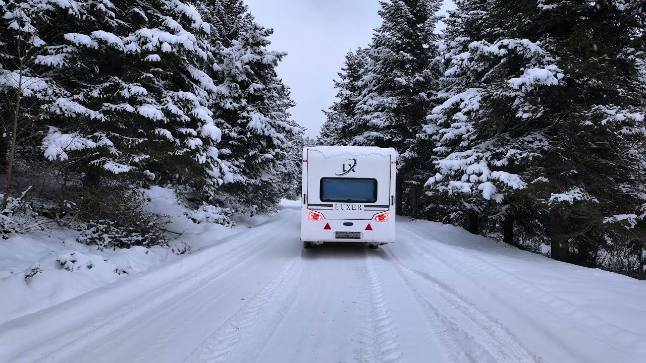 YOĞUN KARDA SICAK KARAVAN KAMPI