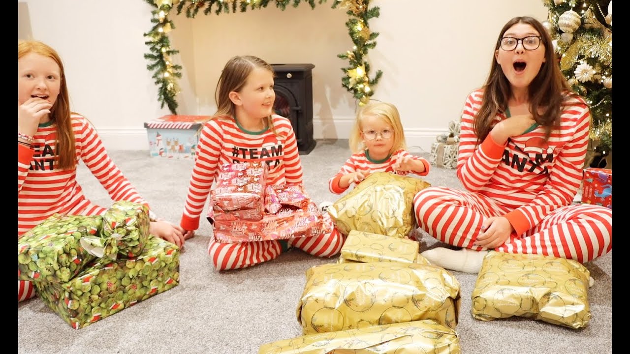 CHRISTMAS EVE SPECIAL - OPENING NO BUDGET SECRET SANTA PRESENTS!
