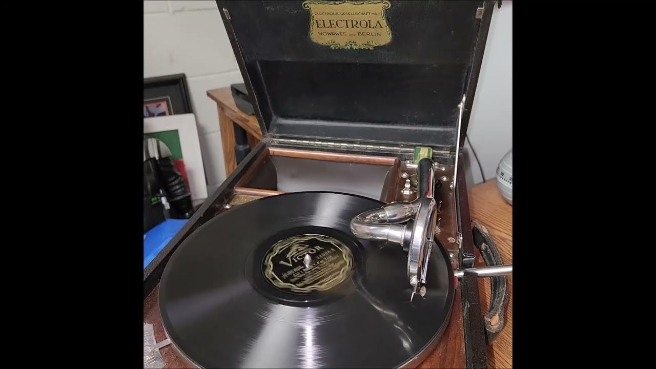 Amazing Sound of the 1927 Electrola Model 101 - Portable Gramophone / Phonograph - Am I Blue?
