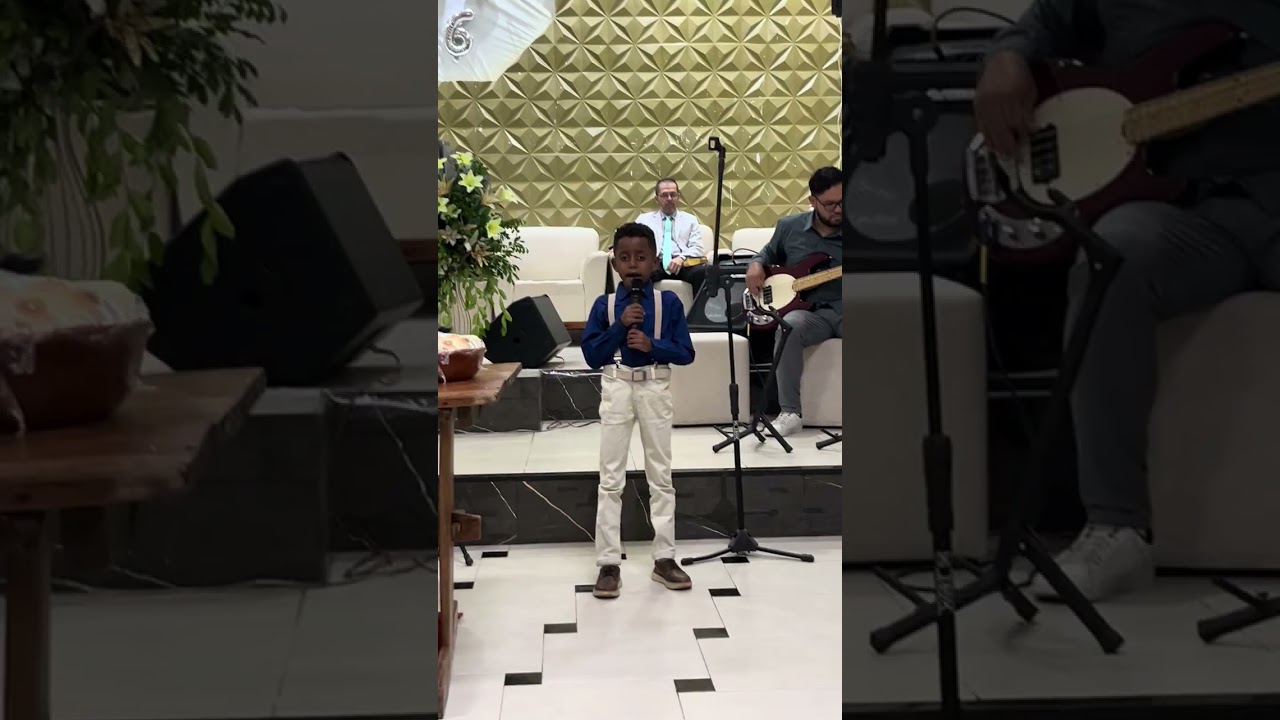 Kaka admirando ano novo igreja