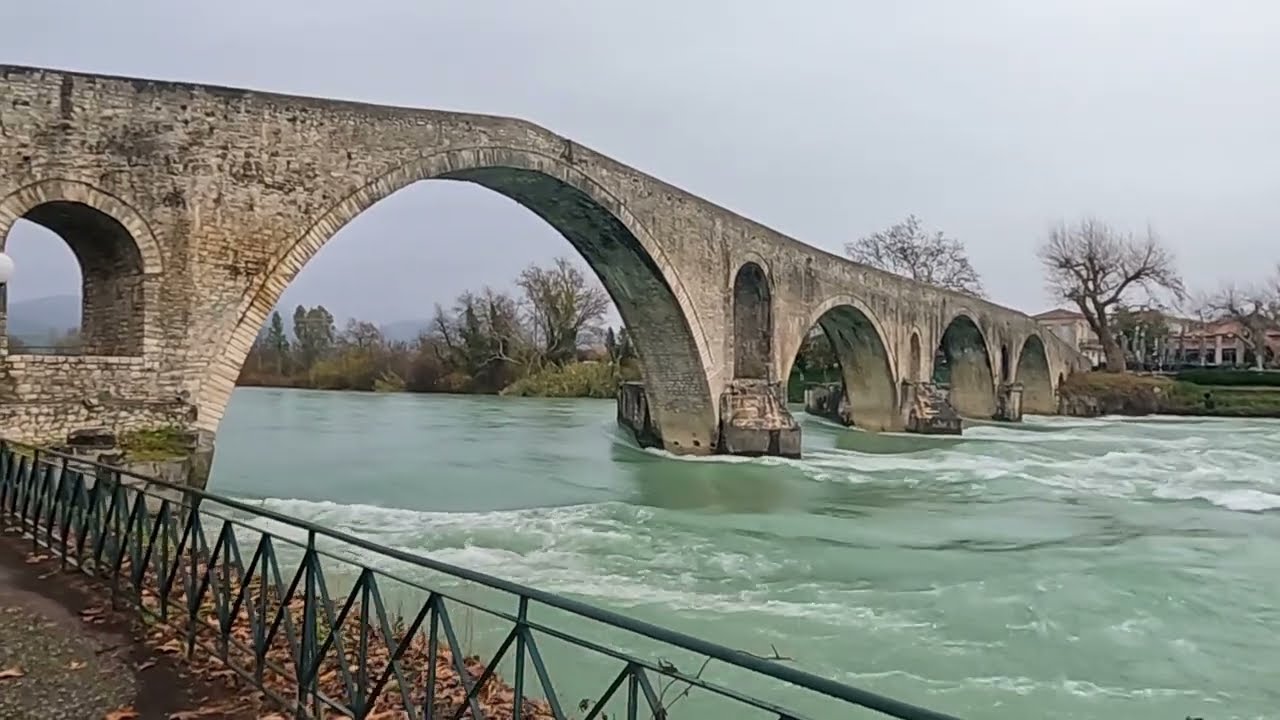 Στο υπέροχο Γεφύρι της Άρτας υπό βροχή.An old stone bridge in Arta town (NW Greece).