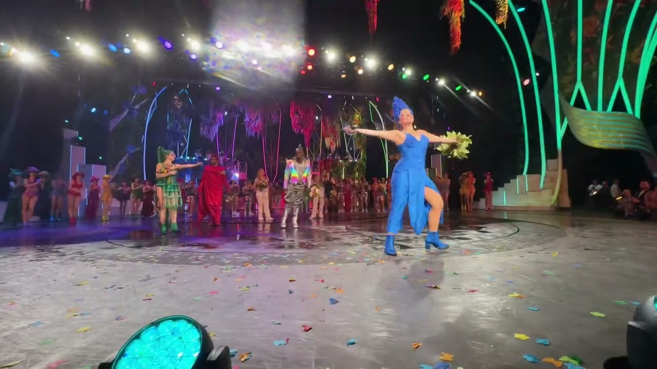 Die letzten Minuten der Grand Show Falling in Love im Friedrichstadtpalast Berlin ￼