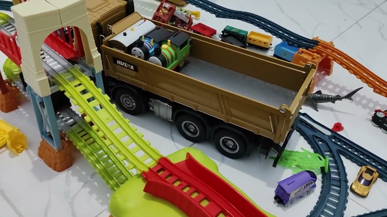 Mainan kereta api Thomas and friends mencari dan merakit kereta api dan bus tayo