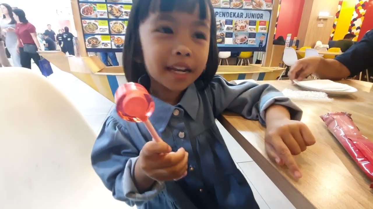 Twins unboxing jajanan viral permen ada musiknya 