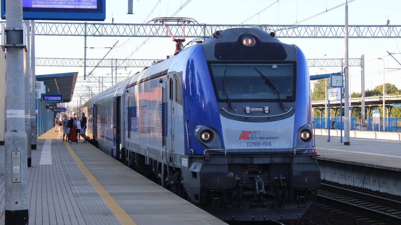 Wjazd I odjazd EU160-046 z IC HEWELIUSZ na stacji Leszno 
