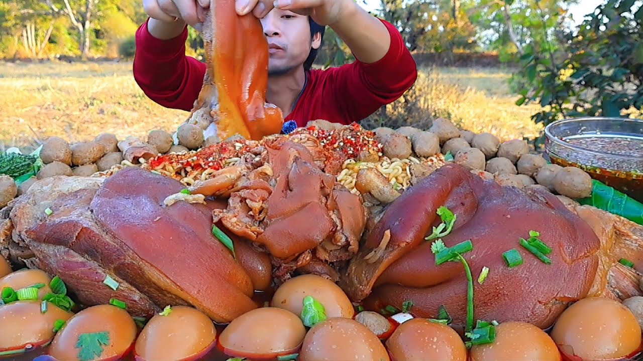 บะหมี่เผ็ดขาหมูจิ้มซีฟู้ดแกล้มผักสดแซ่บคักอีหลีครับพี่น้อง ASMR MUKBANG EATING SHOW#โก้อีสานพาแดก 