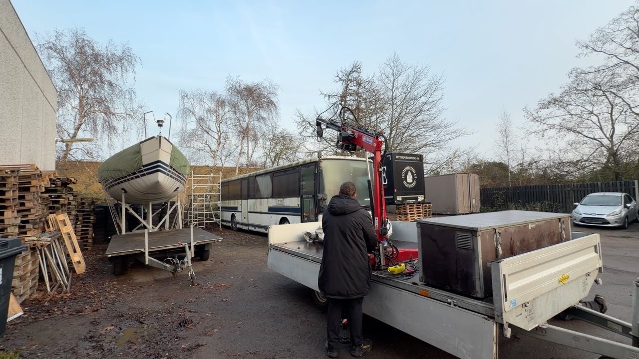 Køb Humbaur 3.500 kg 3-akslet trailer med HMF 152 kran Humbaur 354121 på Klaravik