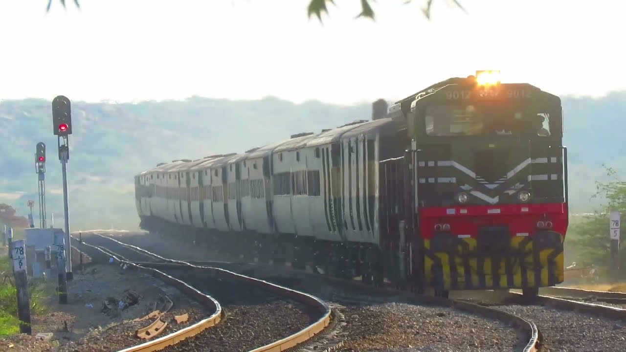 High Speed Trains Sindh Railways | Fastest 45Up Pakistan Express Pass Ranpattahni Station