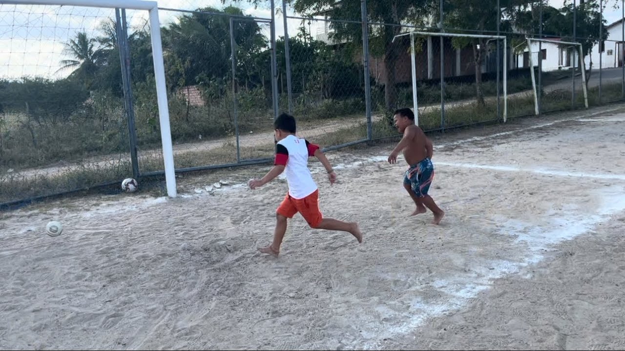 Mallu, Levi e Biel em uma Partida Divertida de Futebol no Campo! 