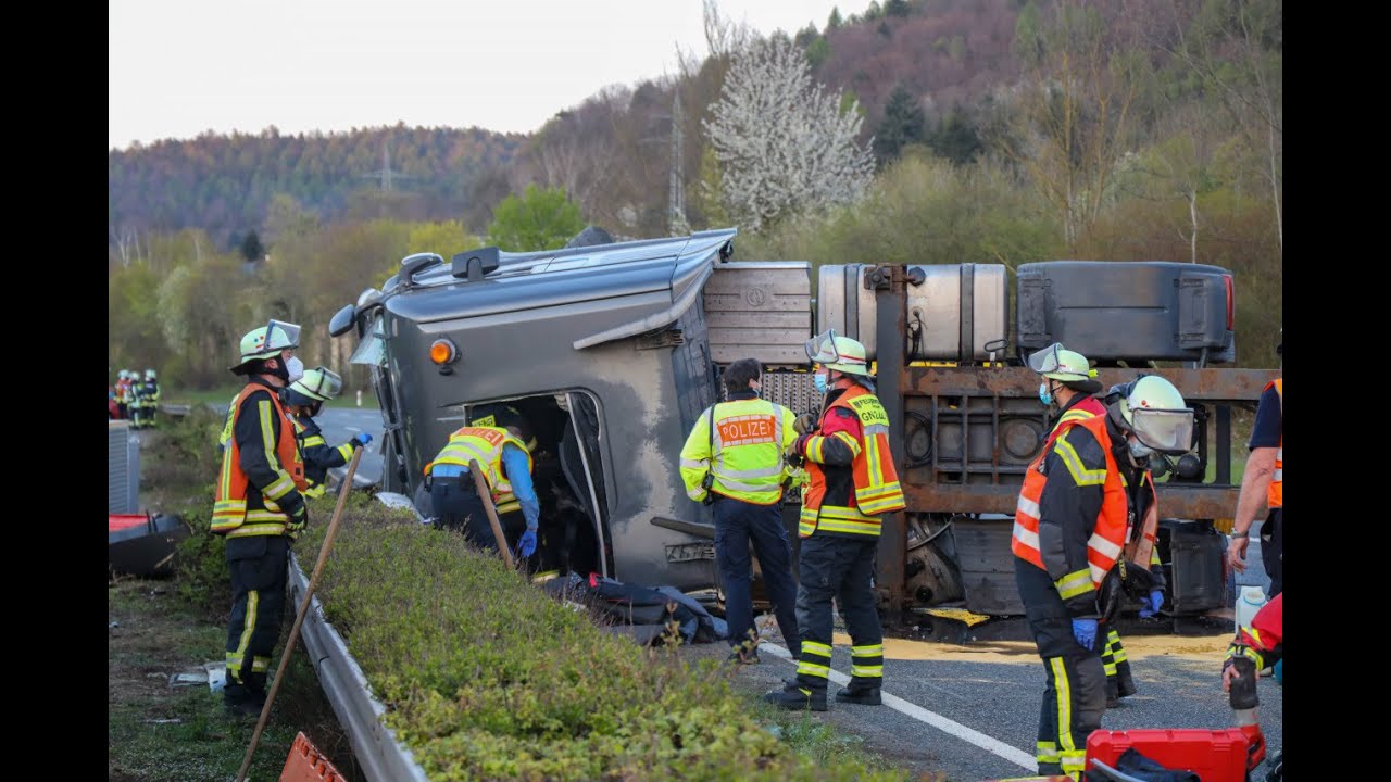 GELNHAUSEN: Fahrer eingeklemmtUnfall auf der A66: Lkw rast durch Mittelleitplanke und kippt um
