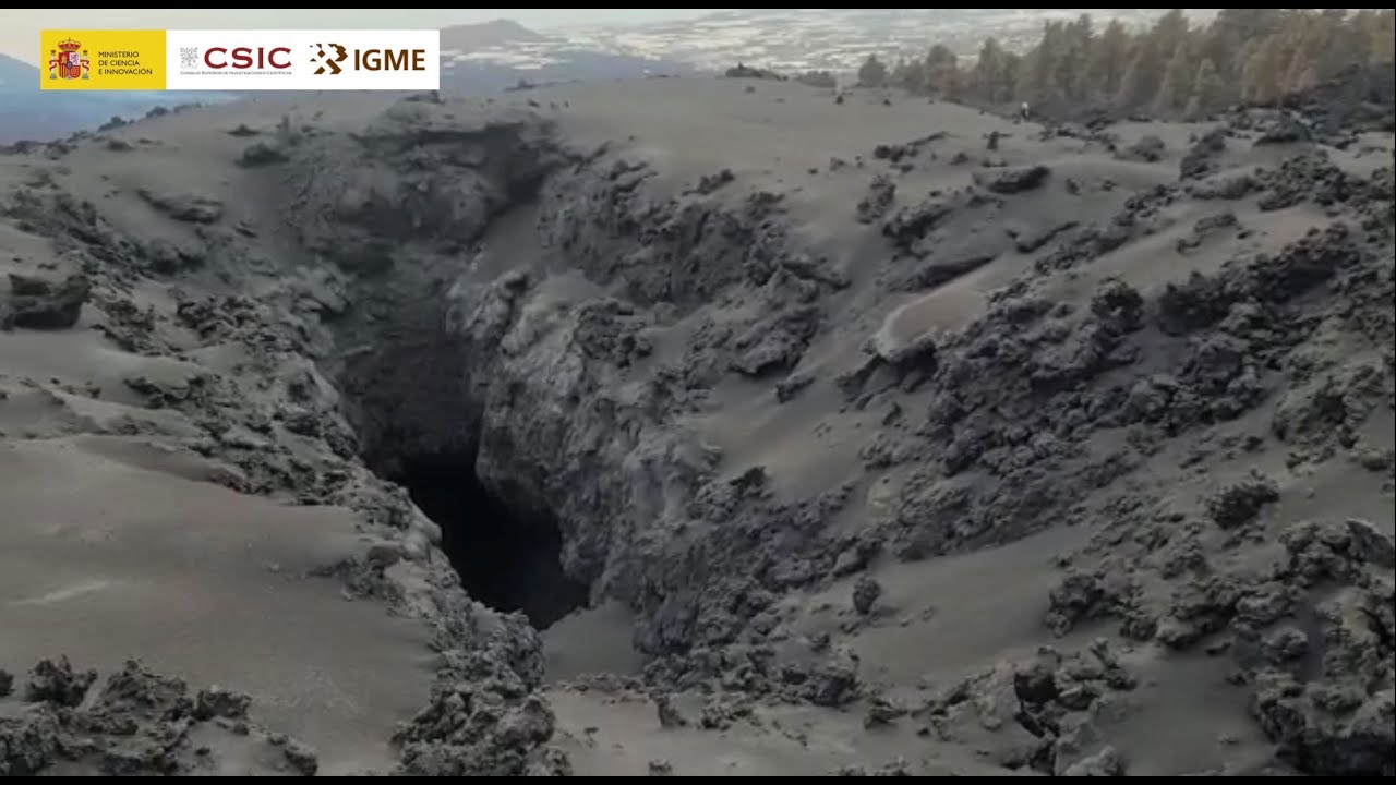 17/11/2021 Entrada tubo lávico. Mineralizaciones en la colada de Tacande. Erupción La Palma IGME