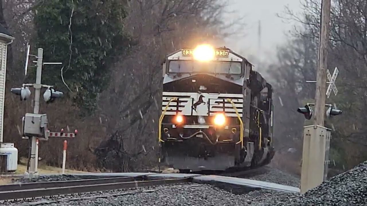 NS 4336 Leads NS 1030 on NS 25A Passing Through in Boyce VA