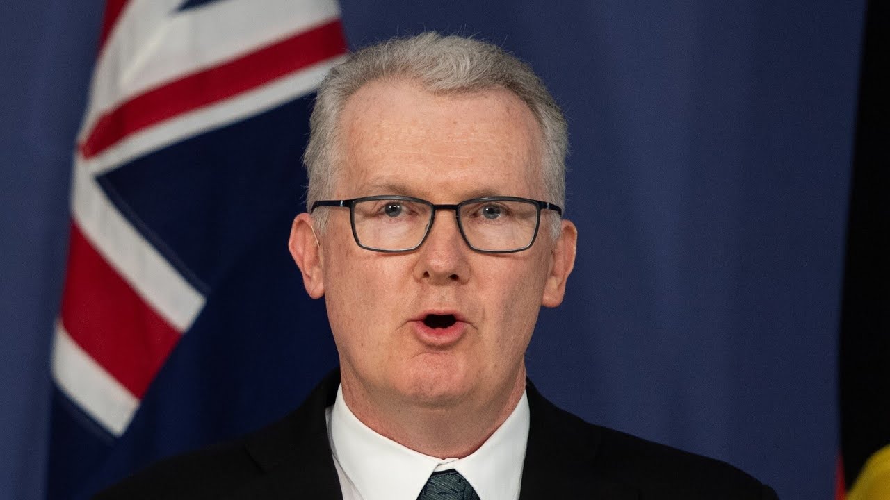&lsquo;Blood on your hands&rsquo;: Tony Burke heckled at Bondi Pavilion memorial