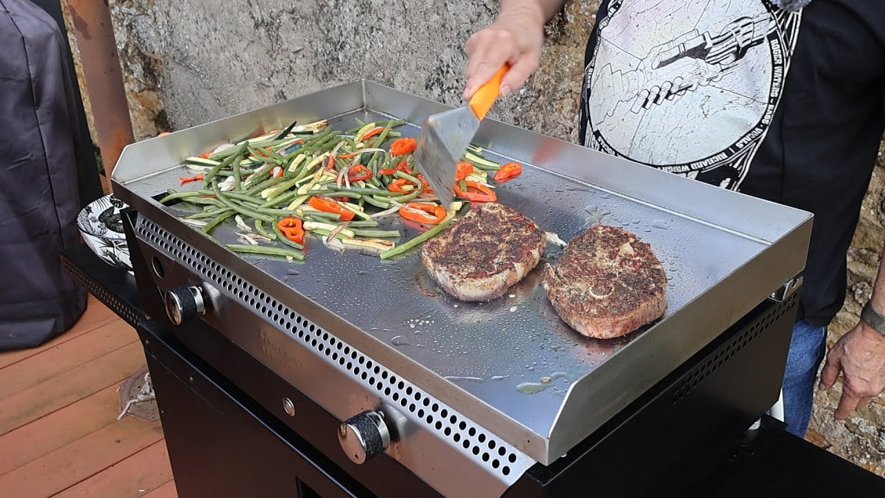 Rouelle de gigot d'agneau à la plancha beurre à la menthe à l'ail noir