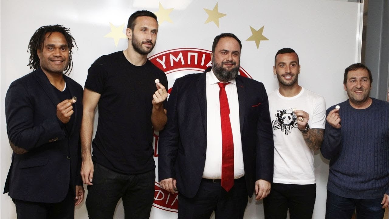 H κοπή της πρωτοχρονιάτικης πίτας του Ολυμπιακού! / New Year’s lunch and celebrative cake ceremony!