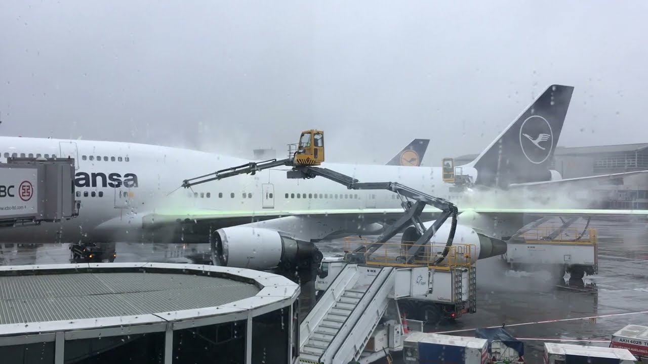 Glatteis! - De-Icing - Lufthansa Boeing 747