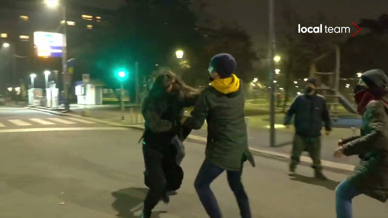Milano, protesta studenti No Pass, manifestanti tentano blocco V. Romagna, polizia ne ferma diversi