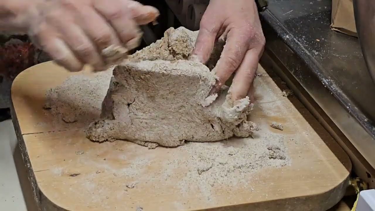 Ruisleivän tekoa. Making rye bread.