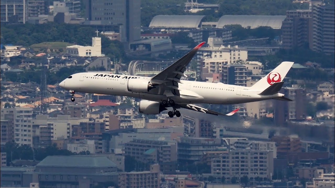 横風の難しいアプローチ＆着陸、大阪市内の高層ビル群に向かって離陸　大阪伊丹空港の逆ラン運用