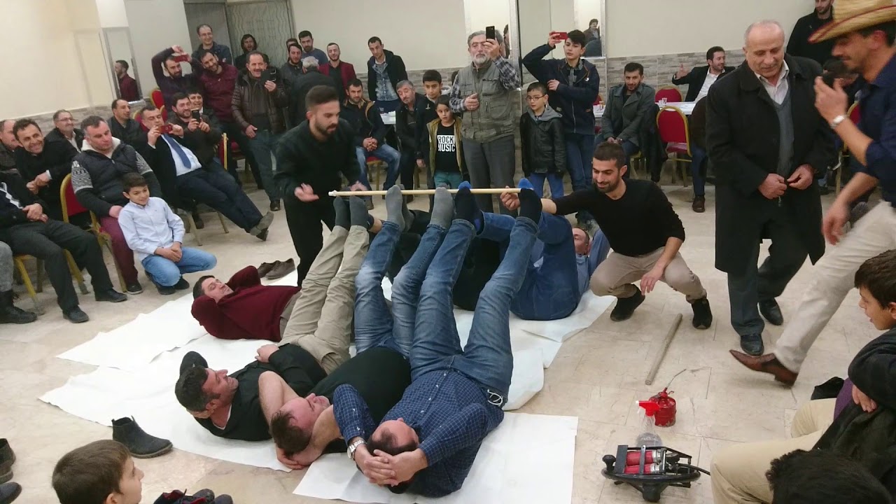 Erzurum İspir  Zeyrek Köyü derneğinde orta oyunu motor tamiri