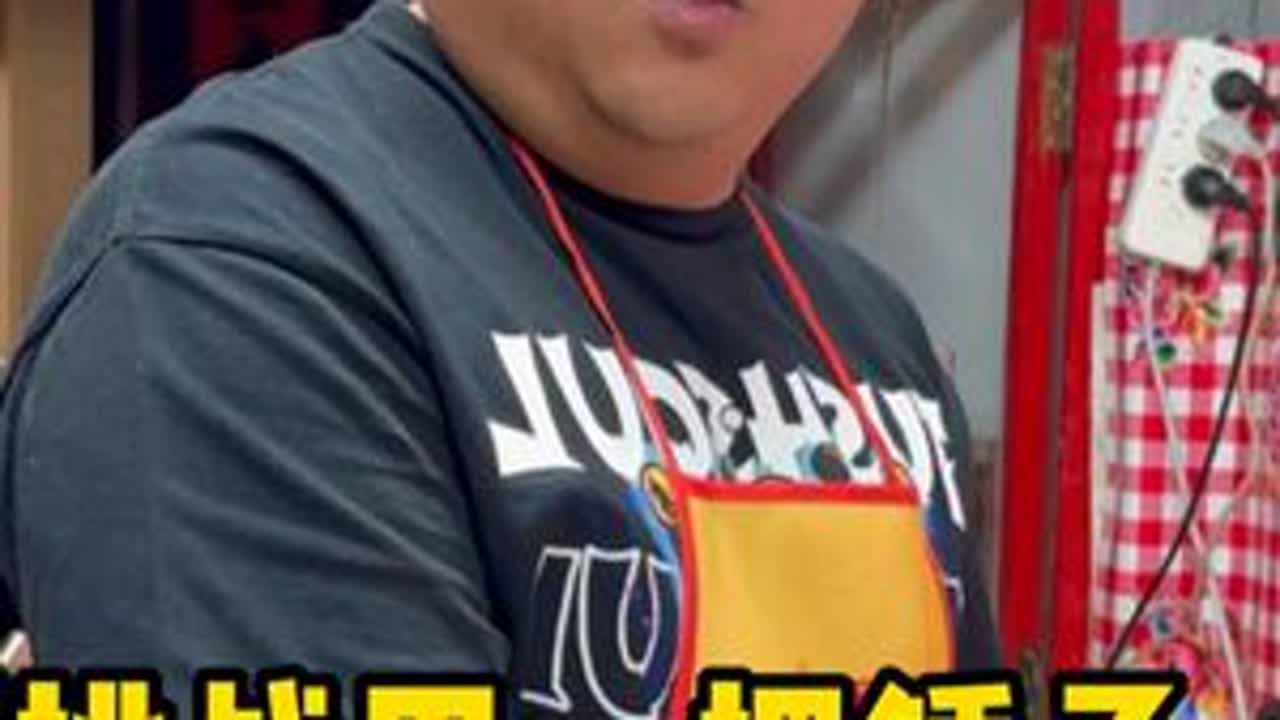 挑战一把锤子感受人间美好，今天要挑战的是张春花夹饼。老板看起来有点凶，没想到确实如此热心肠的人。这真是心有猛虎细嗅蔷薇啊!#人间烟火 #记录真实生活 #非遗文化 #交换美好