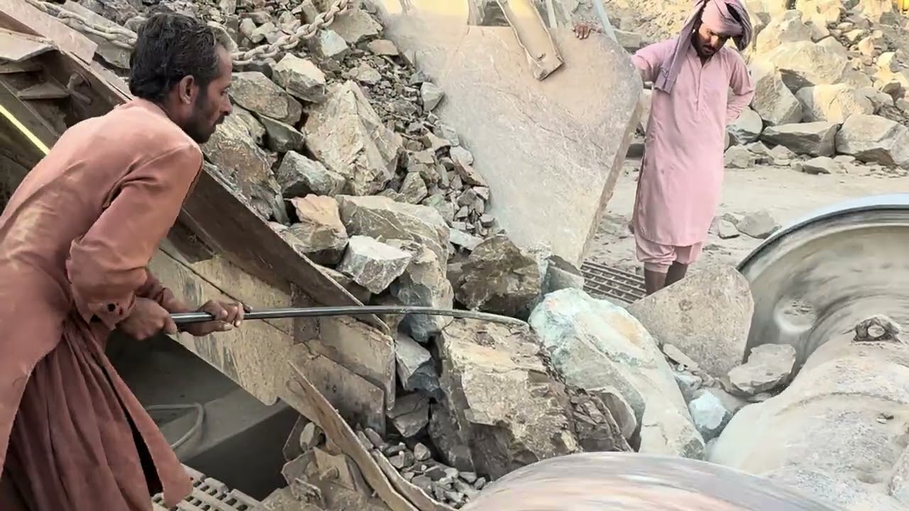 “PLAYING WITH GIANT ROCKS: A GIANT IN ACTION - POWERFUL CRUSHING PROCESS!” 