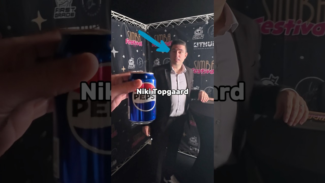 Giver Niki Topgaard En Pepsi