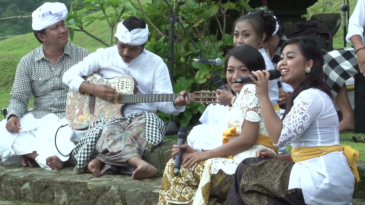 Tatwamasi Nyanyian Dharma ,