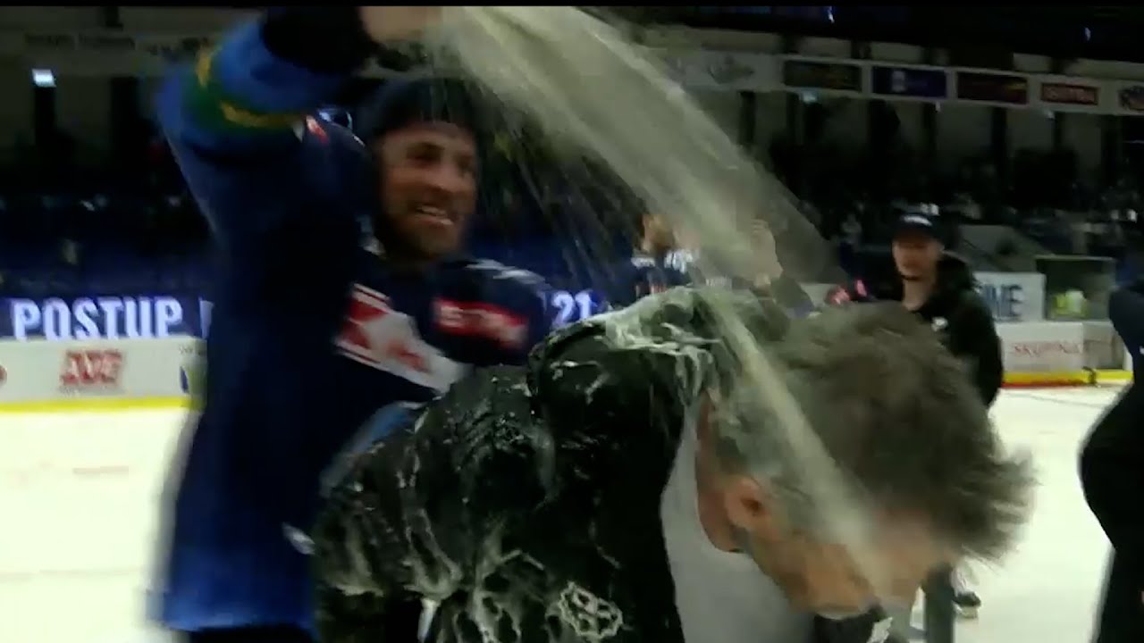 První oslavy na ledě! Sprška pro trenéra, Jágr hráčům slíbil extraligu