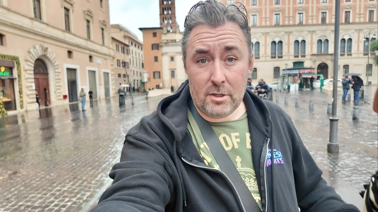Скрытые ужасы Рима — магазин «Пиноккио» в флагманских Starbucks/McDonalds и магазин панк-пластинок