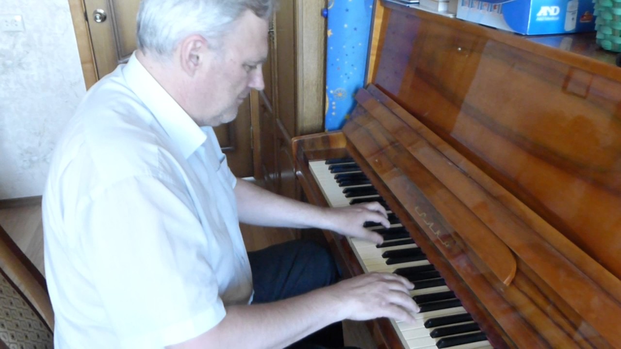 Дорогой длинною да ночкой лунною... Russian song played by piano.