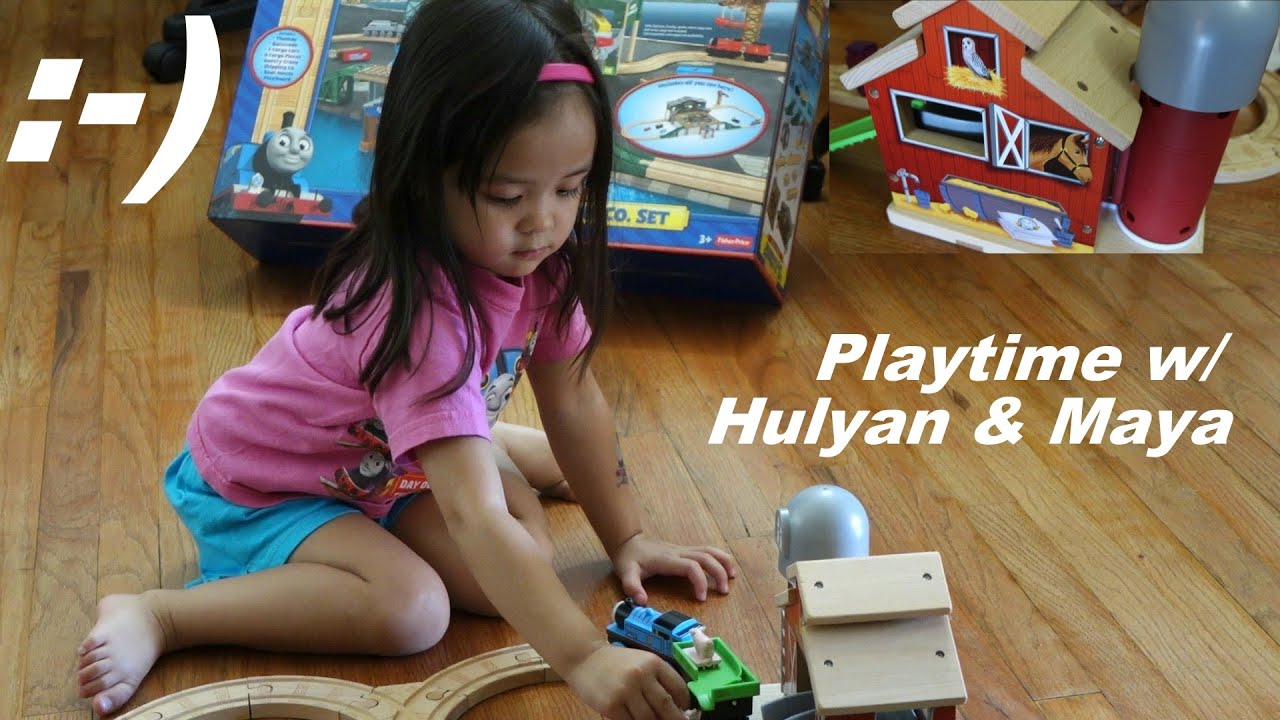 Thomas Wooden Railway: Farmhouse Pig Parade Set Playtime w/ Hulyan & Maya