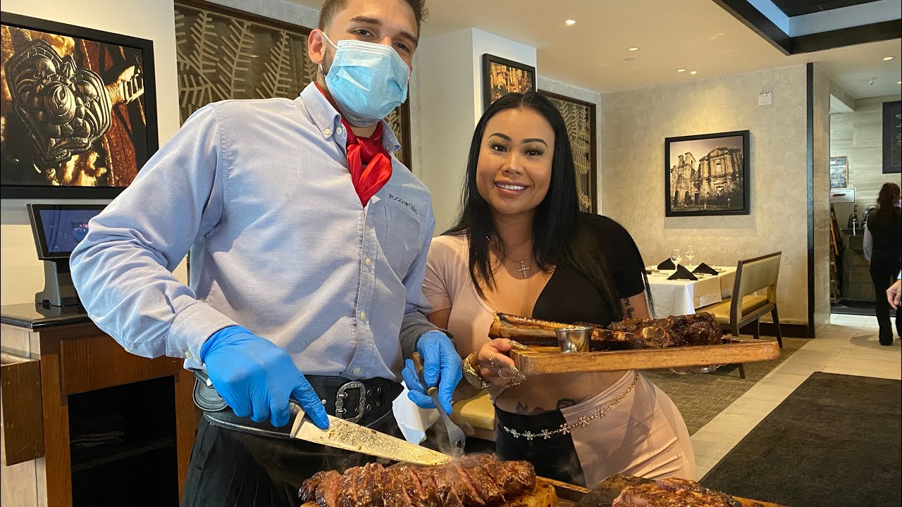 Я ем стейк в Fogo de Chao в Пуэрто-Рико.