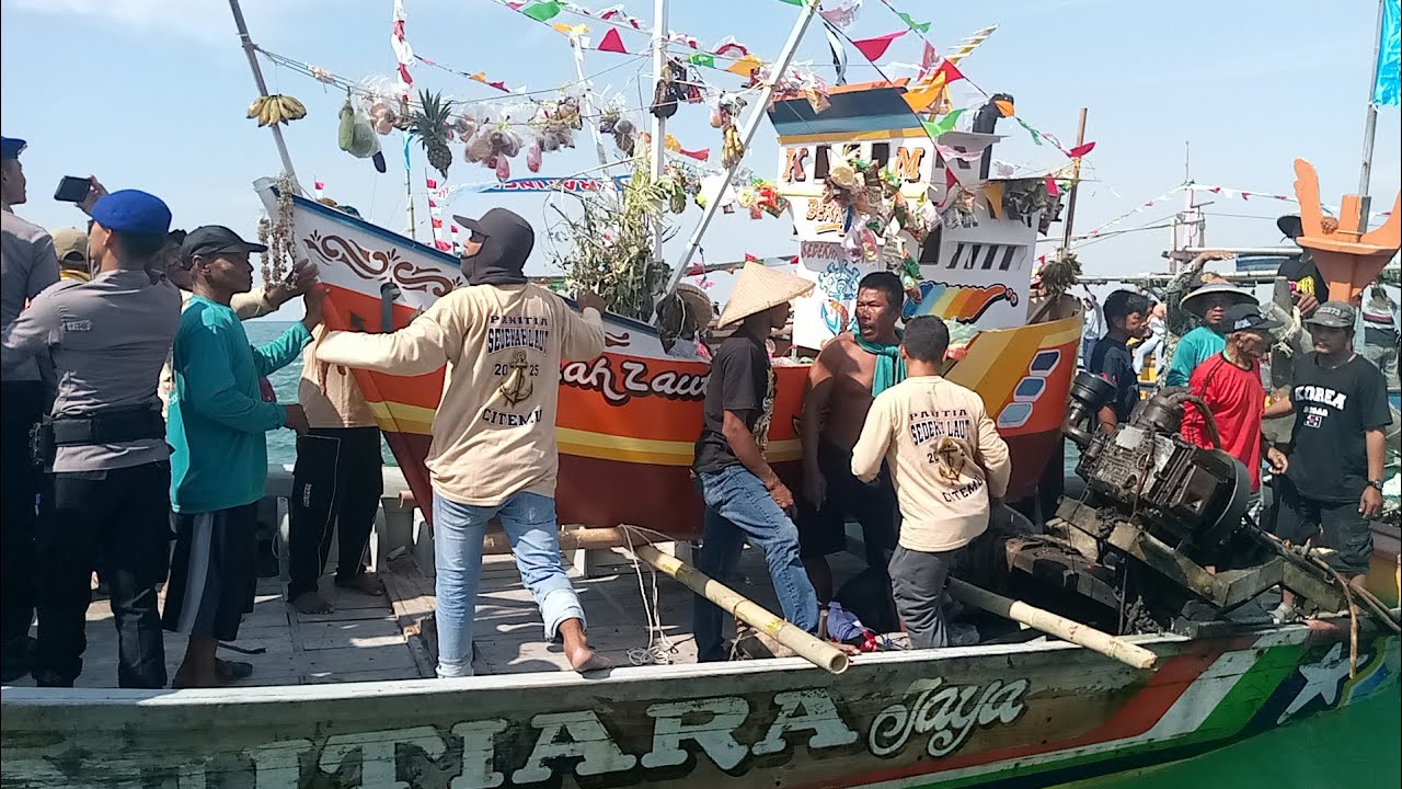 proses larung sesaji sedekah laut desa citemu mundu Cirebon 2025