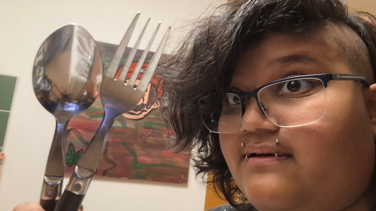 How to eat with mouth Piercing (Angel Fangs)