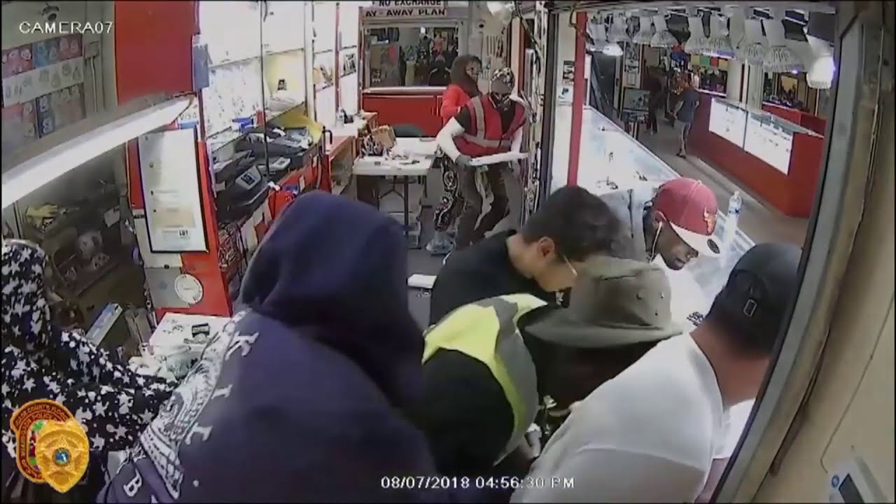 About $750,000 worth of jewelry taken during flea market robbery, Miami-Dade police say
