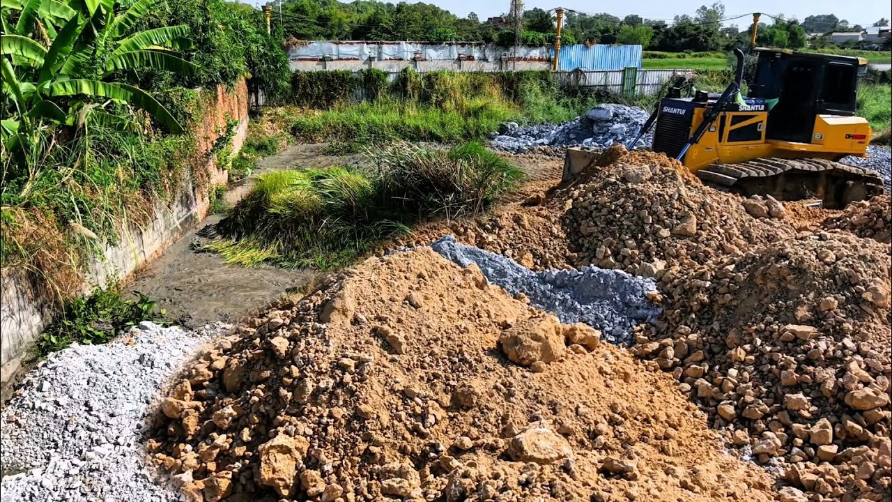 Snoothly_Dozer Amazing SHANTUI DH17C3 Pouring Soil,Filling More,Working Perfect Using Water Stones
