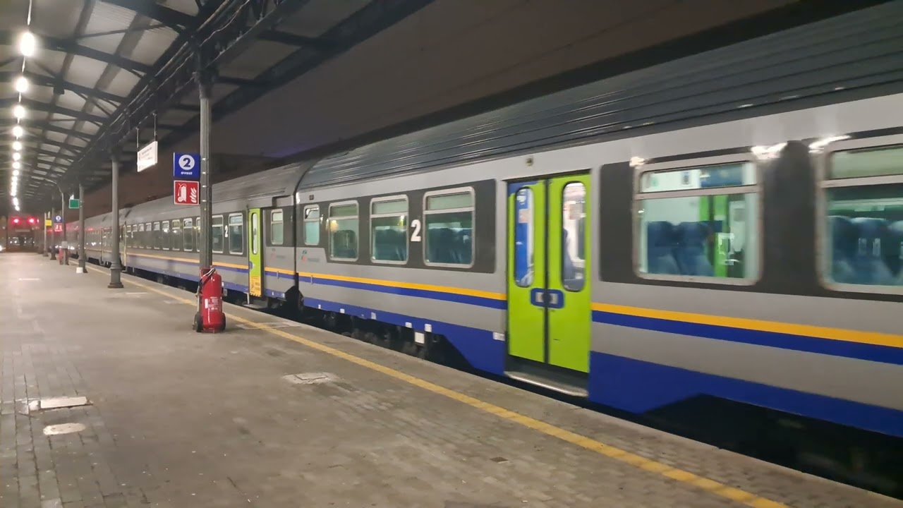 [4K] Arrivo Treno regionale con carrozze MDVE e MDVC alla stazione di Bologna Centrale