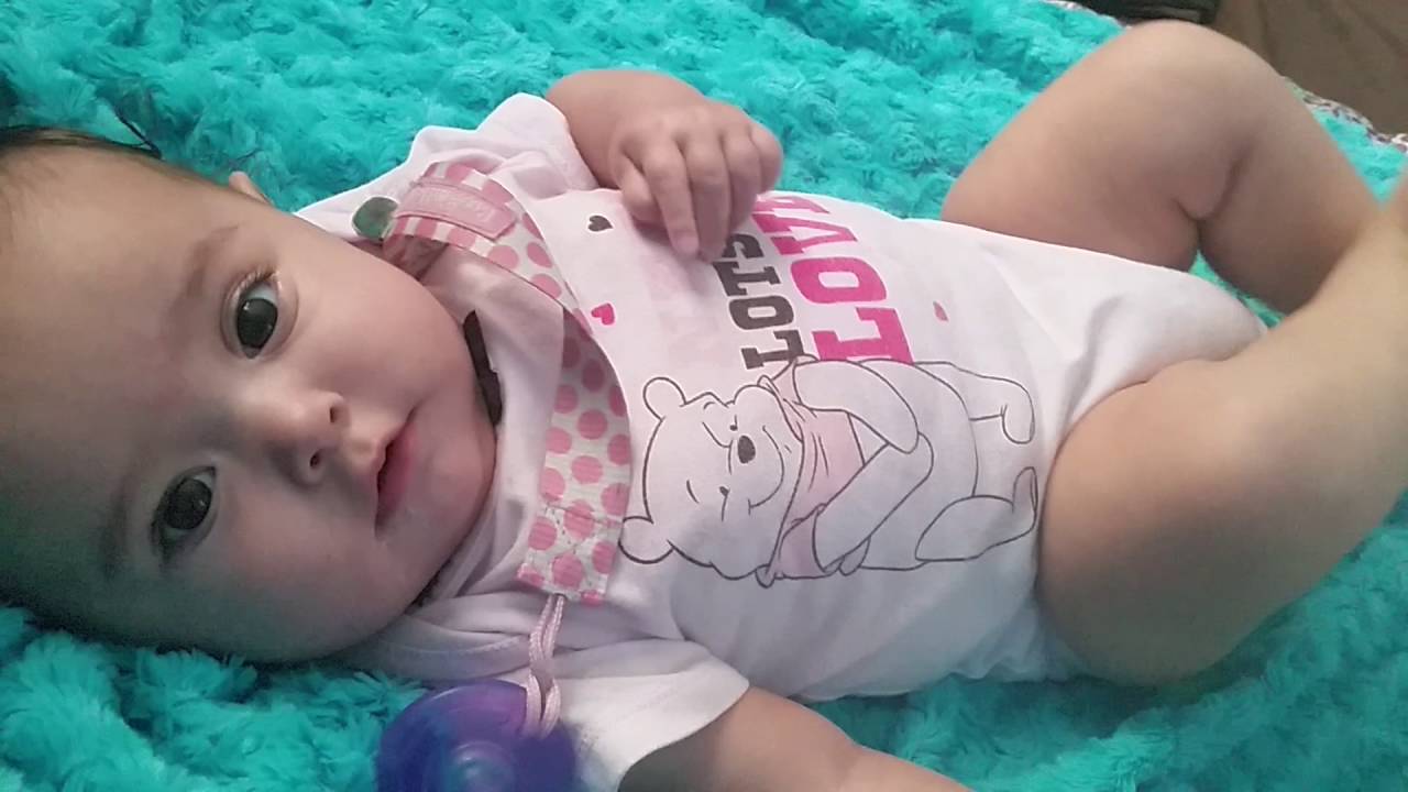 5 MONTH OLD BABY TUMMY TIME!! SHE DSNT LIKE IT..
